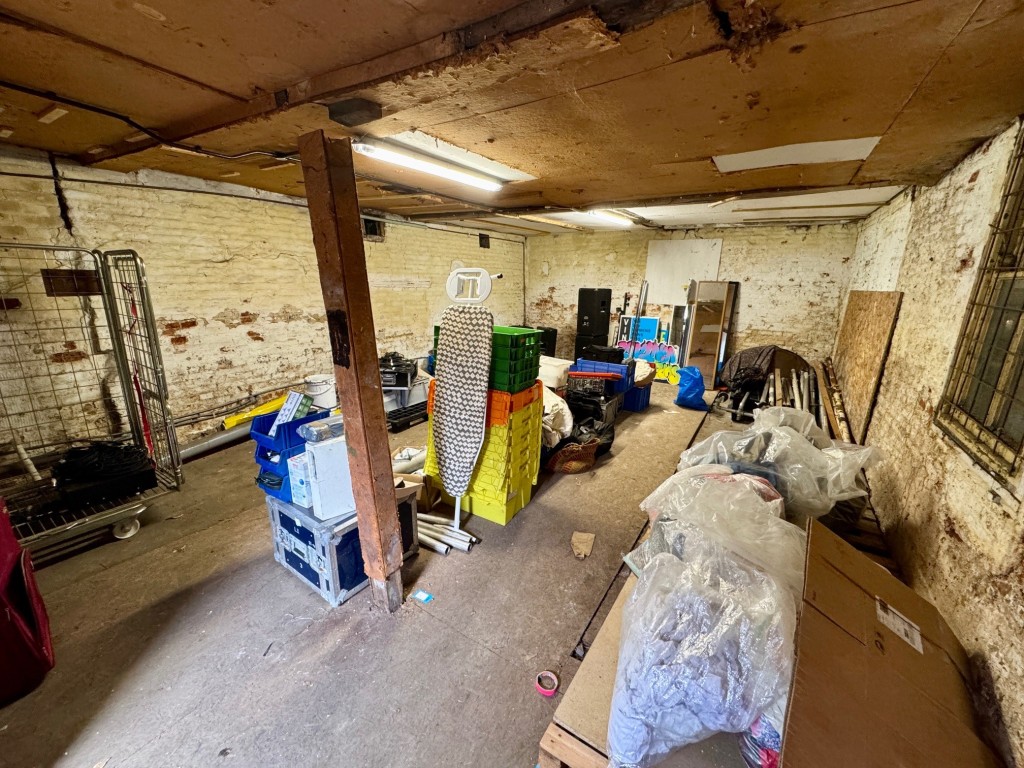 Lot: 39 - FREEHOLD COMMERCIAL PREMISES WITH PARKING ON EDGE OF CITY - Ground floor - barn